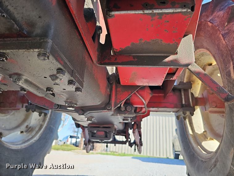 image for item LE9316 International 784  tractor