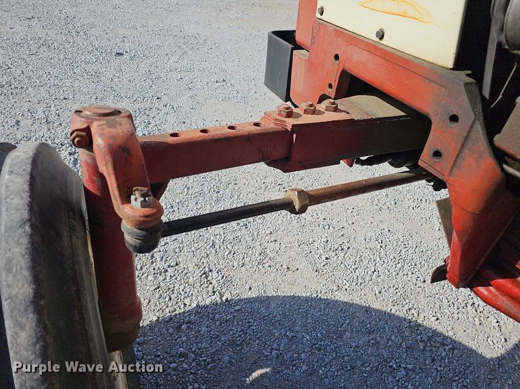 image for item LE9316 International 784  tractor