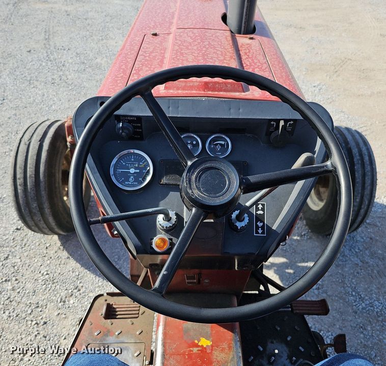 image for item LE9316 International 784  tractor