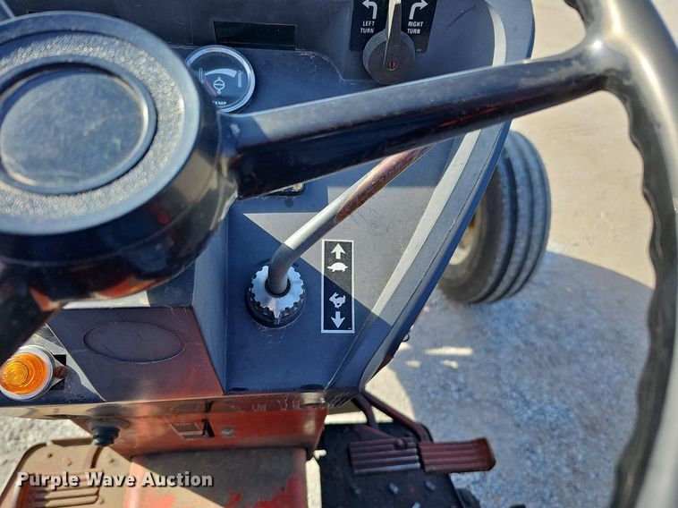 image for item LE9316 International 784  tractor