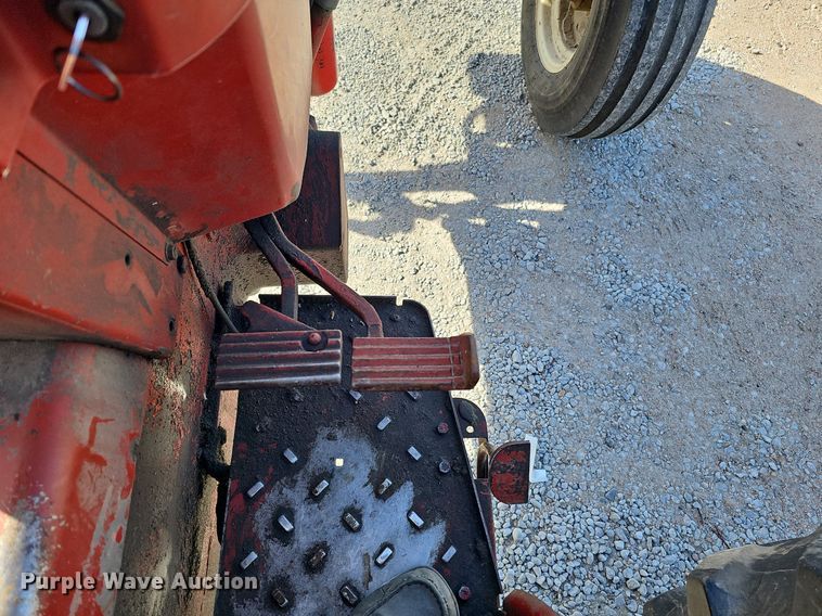 image for item LE9316 International 784  tractor