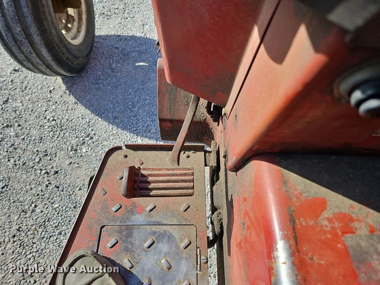 image for item LE9316 International 784  tractor