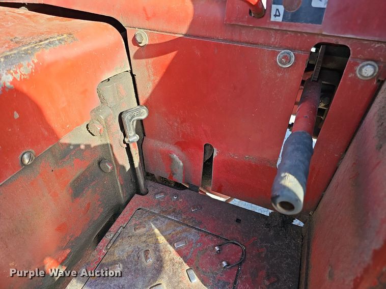 image for item LE9316 International 784  tractor