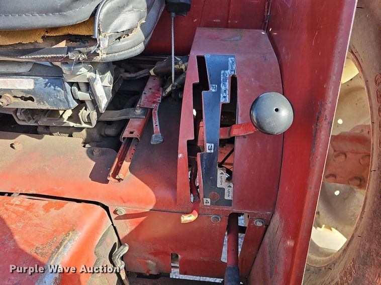 image for item LE9316 International 784  tractor