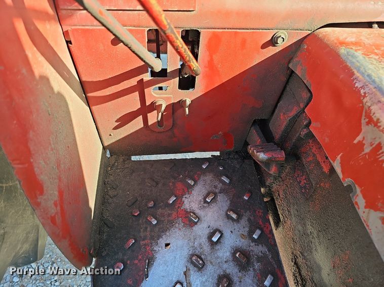 image for item LE9316 International 784  tractor