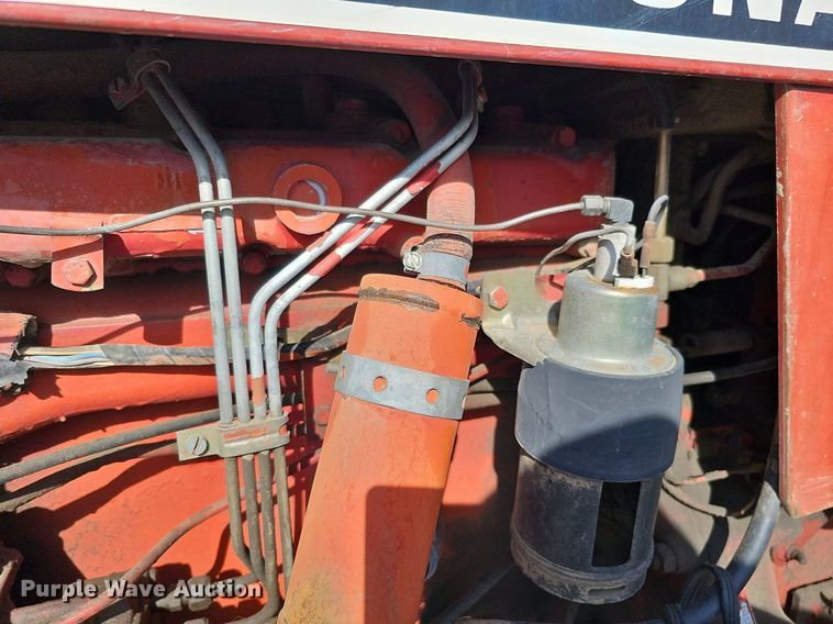 image for item LE9316 International 784  tractor