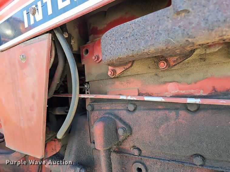 image for item LE9316 International 784  tractor