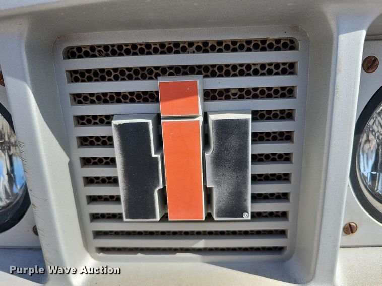 image for item LE9316 International 784  tractor