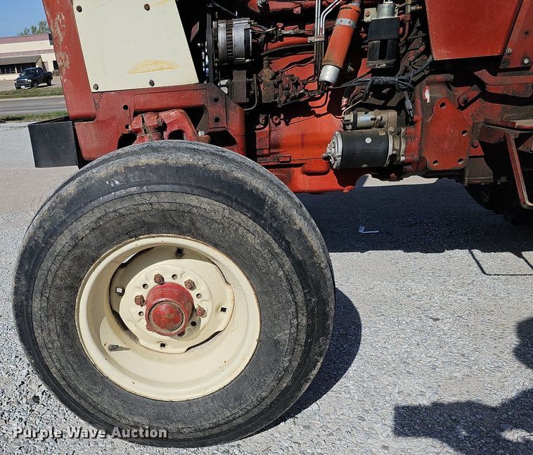 image for item LE9316 International 784  tractor