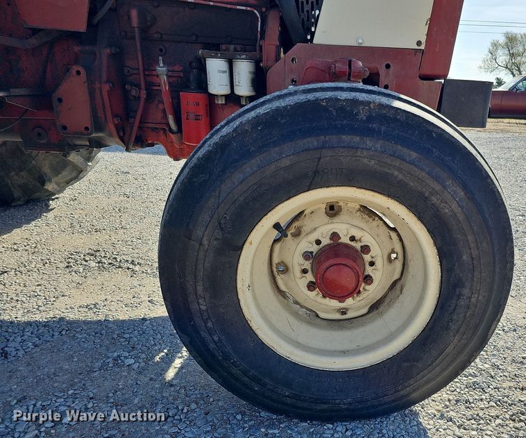 image for item LE9316 International 784  tractor