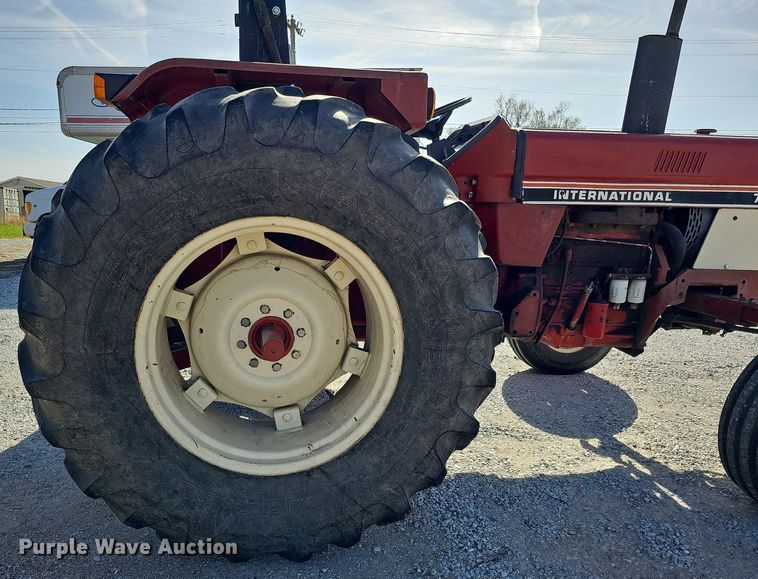 image for item LE9316 International 784  tractor