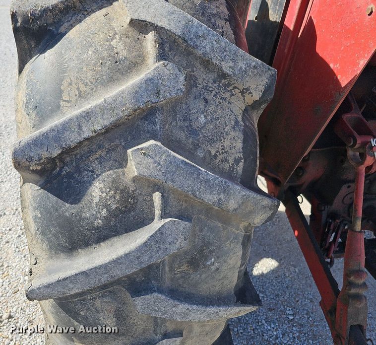 image for item LE9316 International 784  tractor