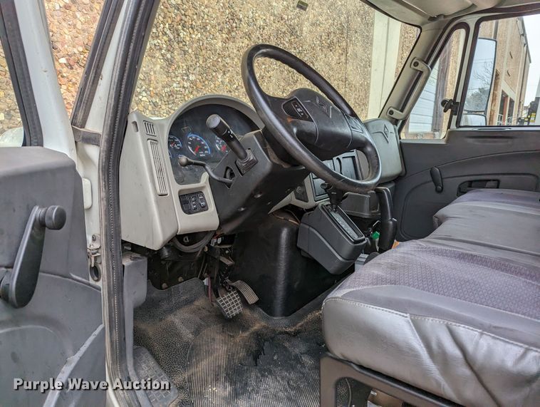 image for item LF9691 2015 International TerraStar  box truck