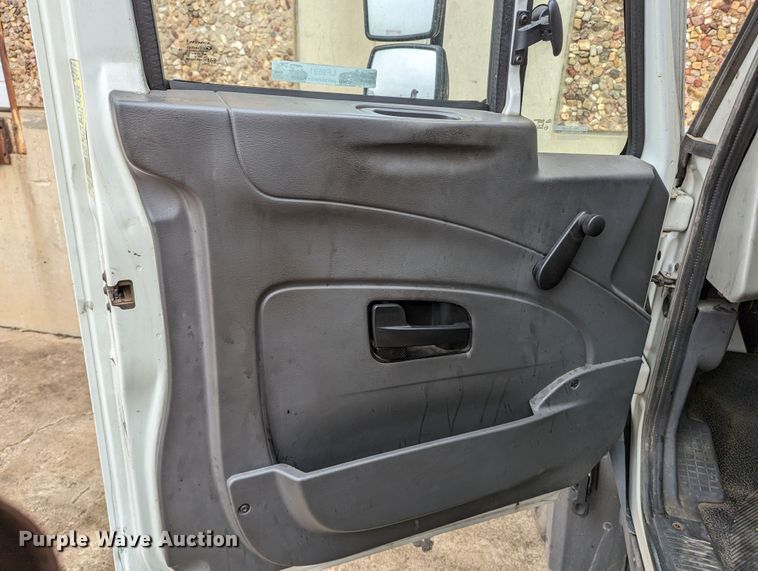 image for item LF9691 2015 International TerraStar  box truck