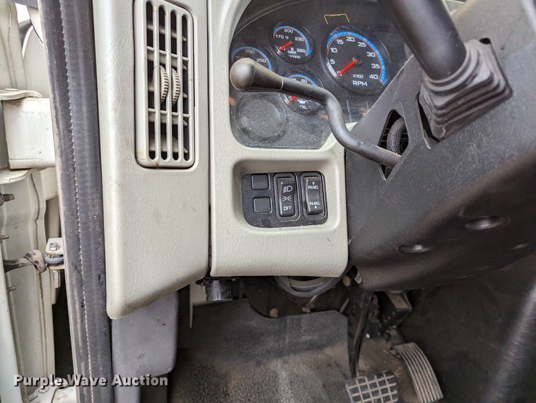 image for item LF9691 2015 International TerraStar  box truck