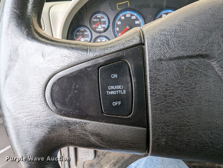 image for item LF9691 2015 International TerraStar  box truck