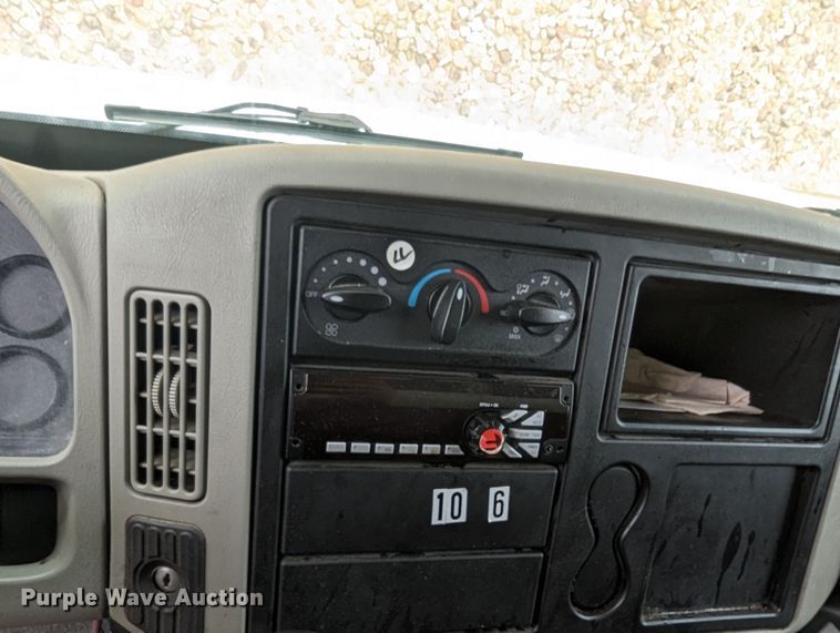 image for item LF9691 2015 International TerraStar  box truck