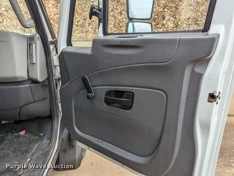 image for item LF9691 2015 International TerraStar  box truck