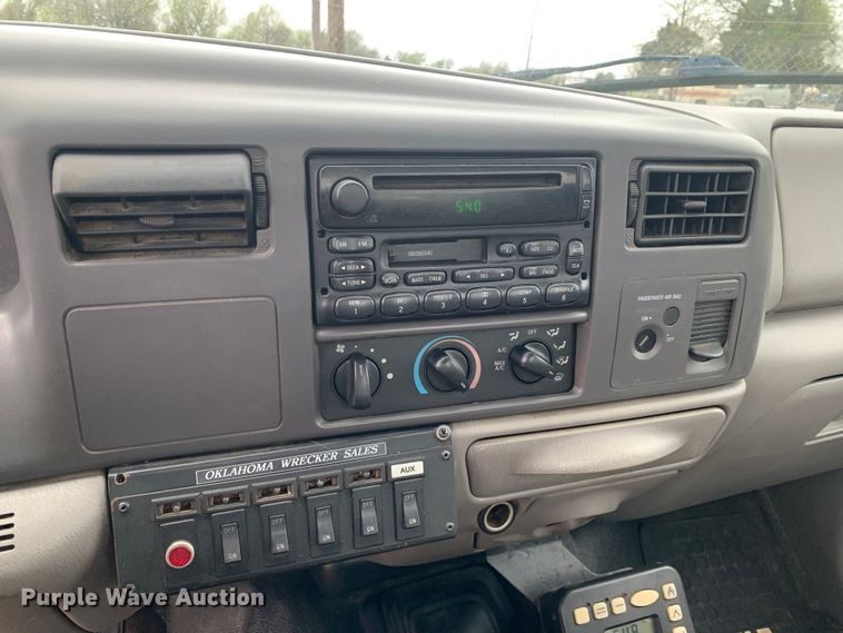 image for item LI9164 2001 Ford F450 Super Duty  tow truck