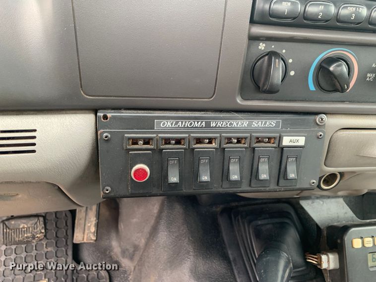 image for item LI9164 2001 Ford F450 Super Duty  tow truck