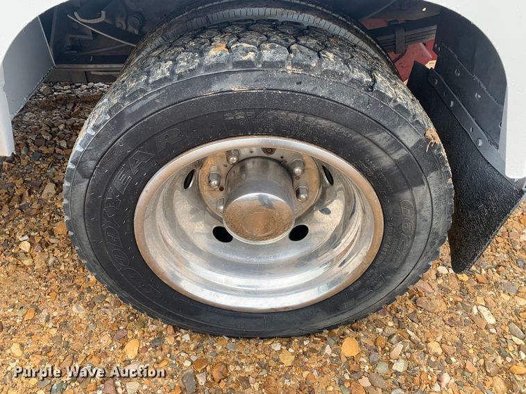 image for item LI9164 2001 Ford F450 Super Duty  tow truck