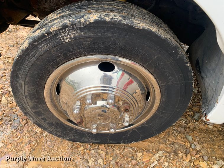 image for item LI9164 2001 Ford F450 Super Duty  tow truck