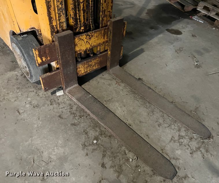 image for item LI9568 Allis Chalmers ACC30  forklift