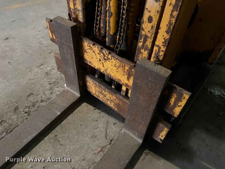 image for item LI9568 Allis Chalmers ACC30  forklift