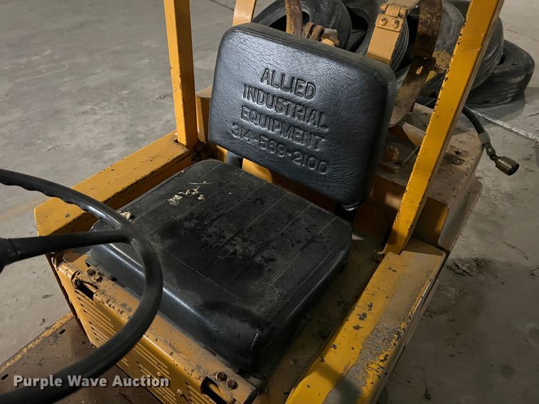 image for item LI9568 Allis Chalmers ACC30  forklift