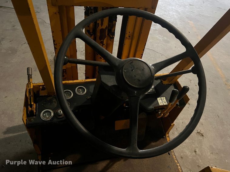 image for item LI9568 Allis Chalmers ACC30  forklift