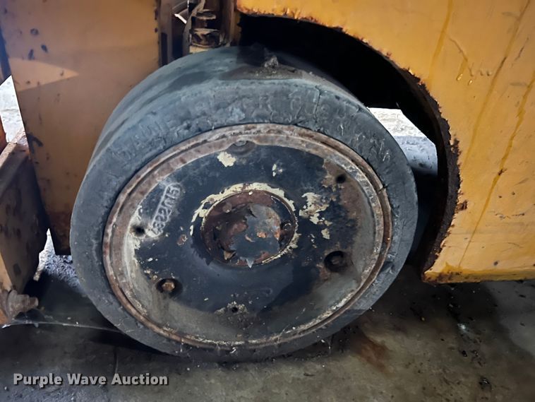 image for item LI9568 Allis Chalmers ACC30  forklift