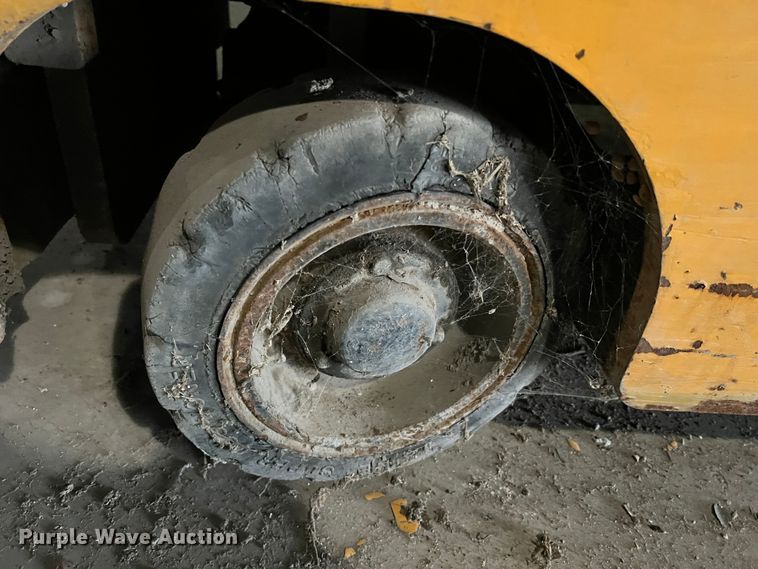 image for item LI9568 Allis Chalmers ACC30  forklift