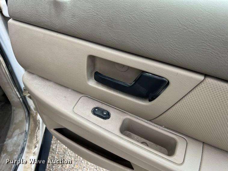 image for item LI9570 2005 Ford Taurus SE