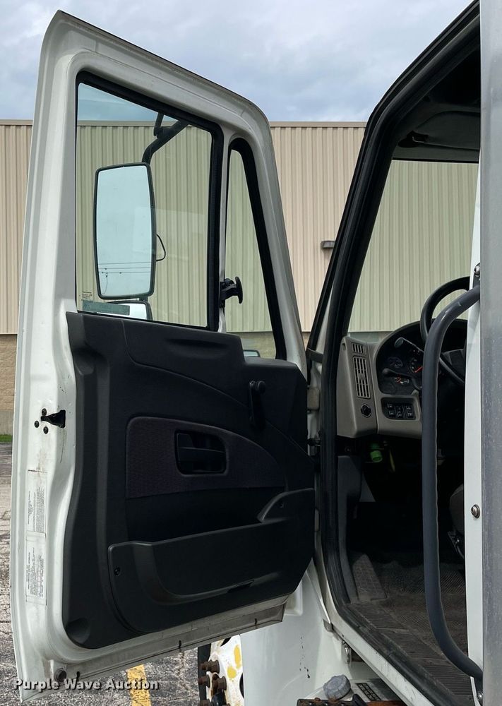 image for item LJ9621 2014 International 4300  box truck