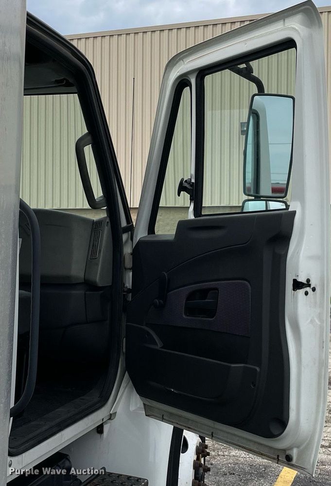 image for item LJ9621 2014 International 4300  box truck