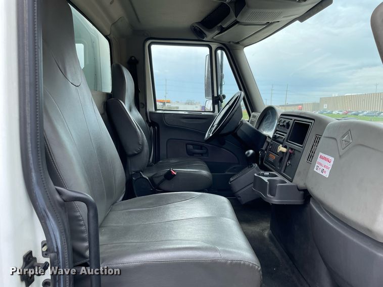 image for item LJ9621 2014 International 4300  box truck