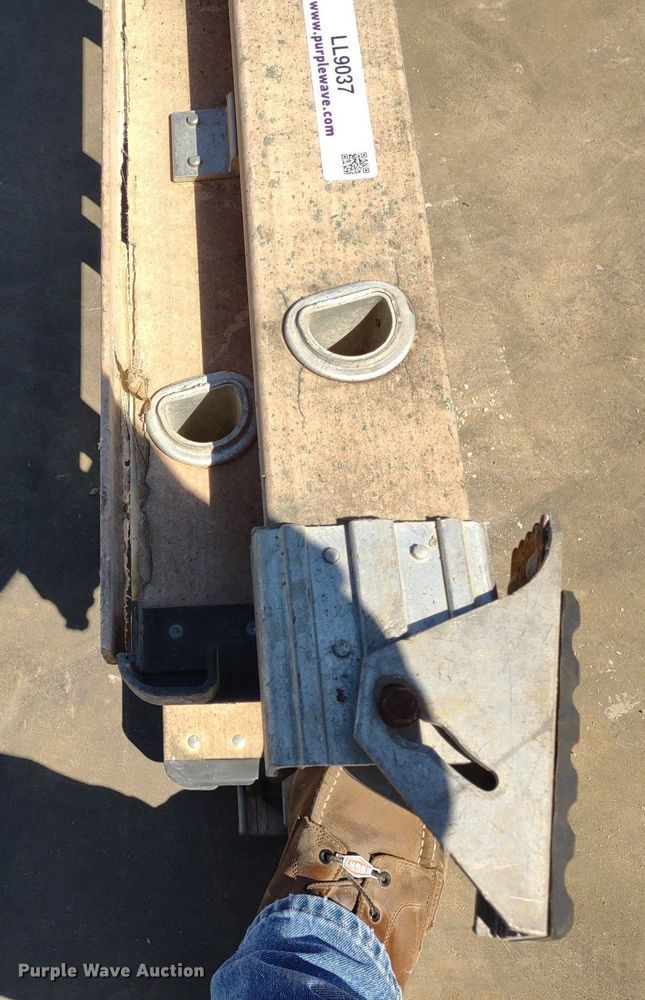 image for item LL9037 (10) extension ladders