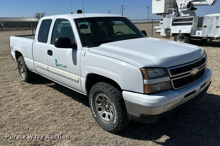 image for item LN9379 2006 Chevrolet Silverado 1500  Ext. Cab pickup truck