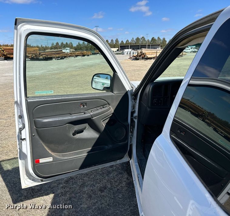 image for item LN9379 2006 Chevrolet Silverado 1500  Ext. Cab pickup truck