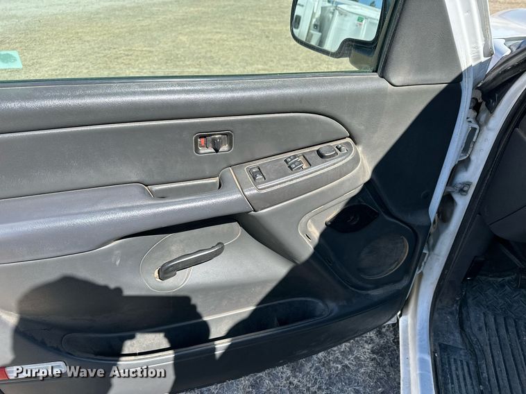 image for item LN9379 2006 Chevrolet Silverado 1500  Ext. Cab pickup truck