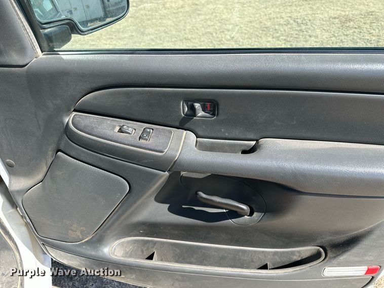 image for item LN9379 2006 Chevrolet Silverado 1500  Ext. Cab pickup truck