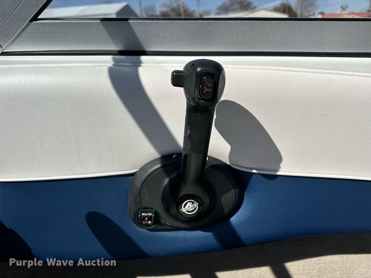 image for item LN9396 2015 Crownline B19  boat