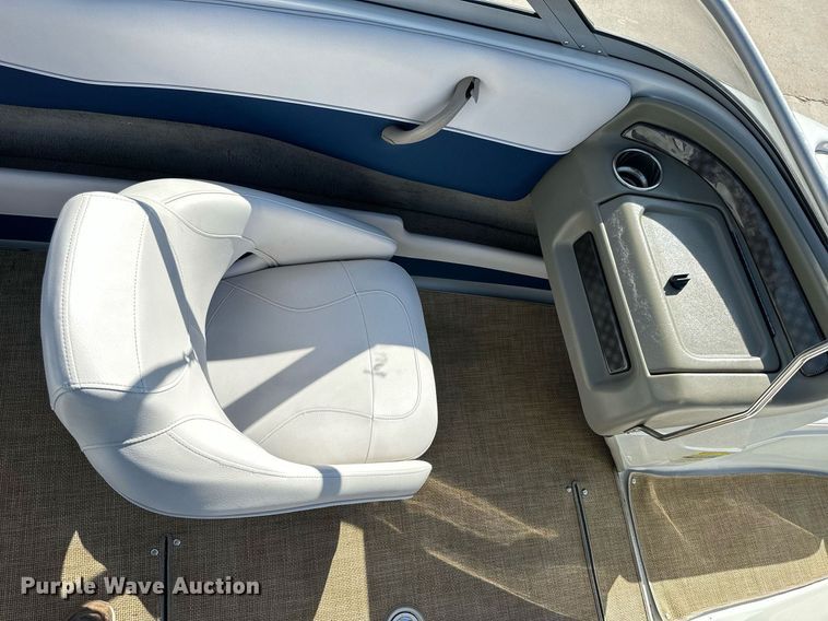 image for item LN9396 2015 Crownline B19  boat