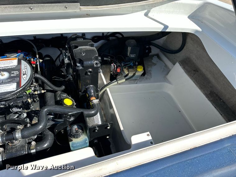 image for item LN9396 2015 Crownline B19  boat