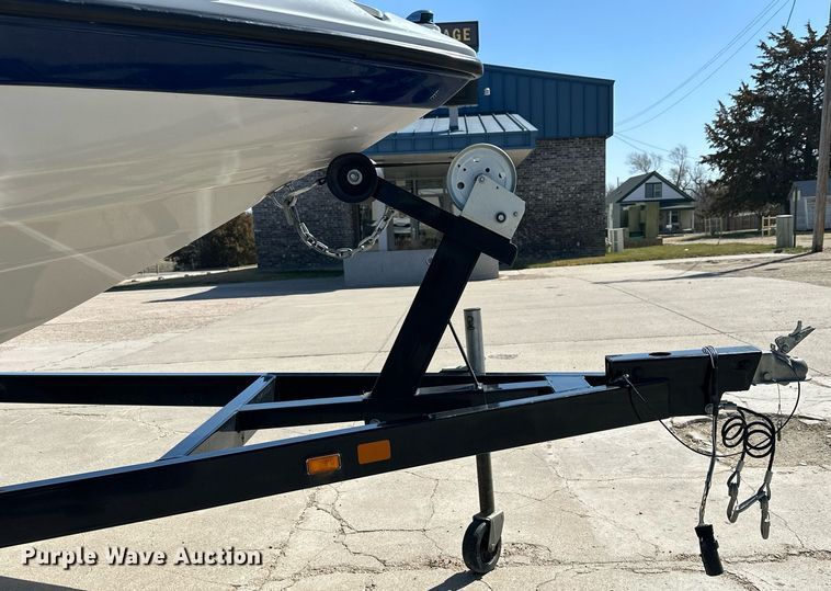 image for item LN9396 2015 Crownline B19  boat