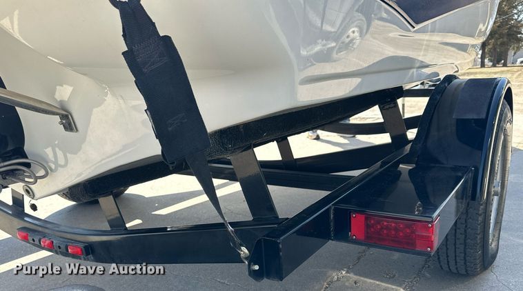 image for item LN9396 2015 Crownline B19  boat