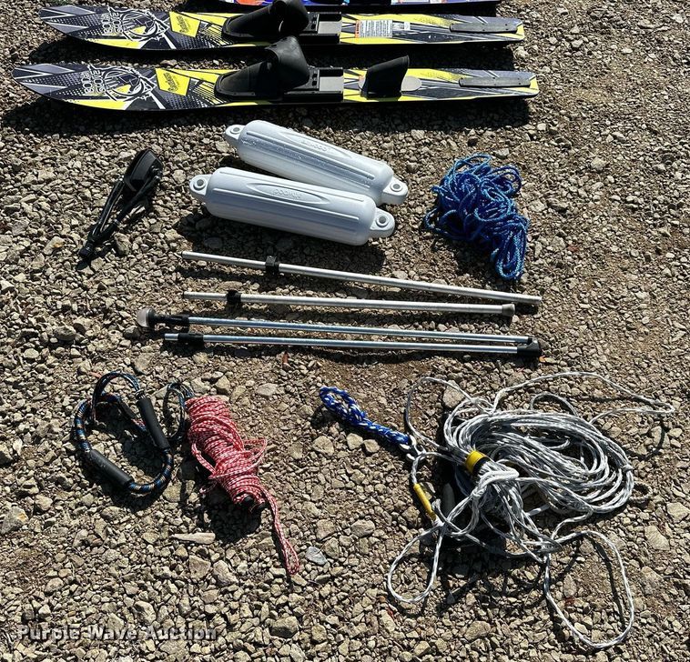 image for item LN9396 2015 Crownline B19  boat