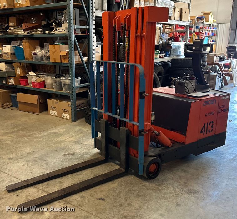 image for item LP9867 Crown 30WBTT-S  forklift