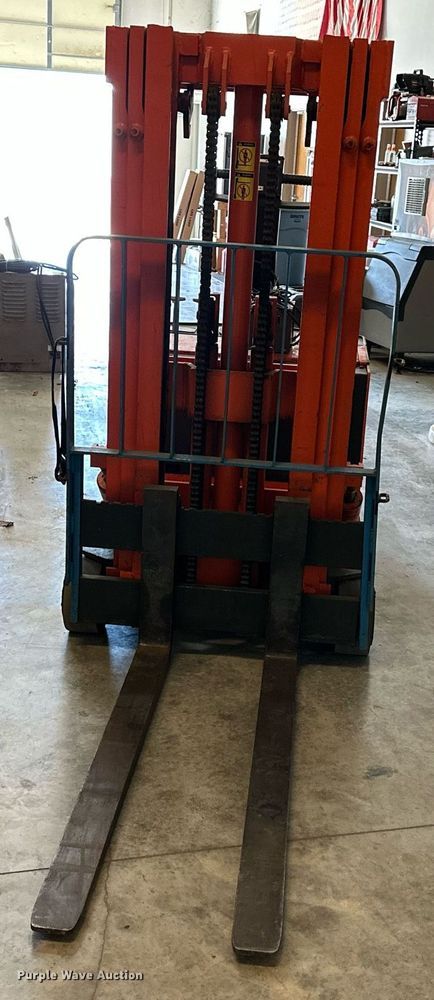 image for item LP9867 Crown 30WBTT-S  forklift