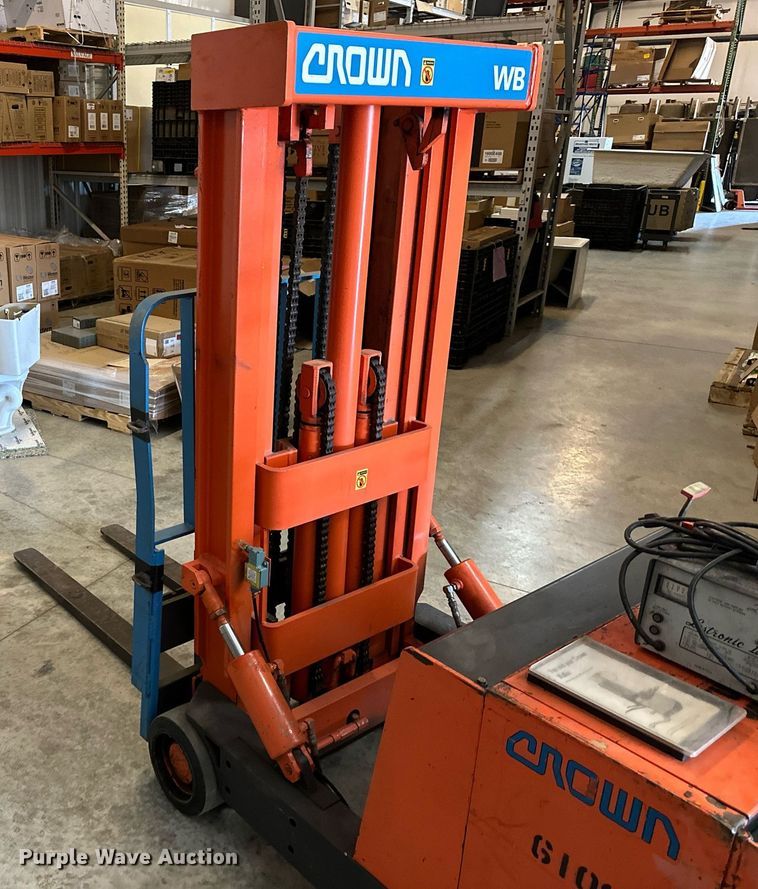 image for item LP9867 Crown 30WBTT-S  forklift